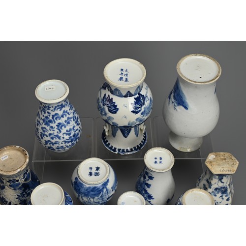 22 - A GROUP OF CHINESE BLUE AND WHITE PORCELAIN VASES, 19/20TH CENTURY. Of various forms decorated with ... 