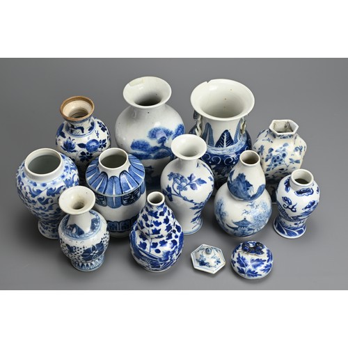 22 - A GROUP OF CHINESE BLUE AND WHITE PORCELAIN VASES, 19/20TH CENTURY. Of various forms decorated with ... 