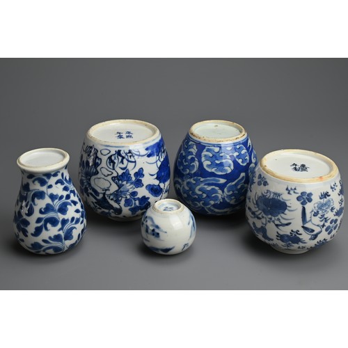 23 - A GROUP OF CHINESE BLUE AND WHITE PORCELAIN JARS, 18/19TH CENTURY. Decorated with dragon, birds, but... 