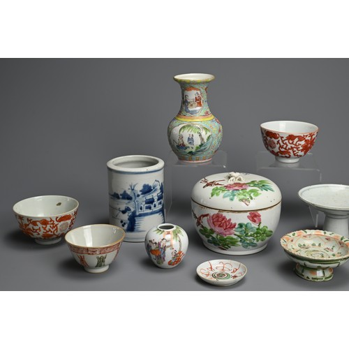 39 - A GROUP OF CHINESE PORCELAIN ITEMS, 19/20TH CENTURY. Various types to include a tureen and cover; Th... 