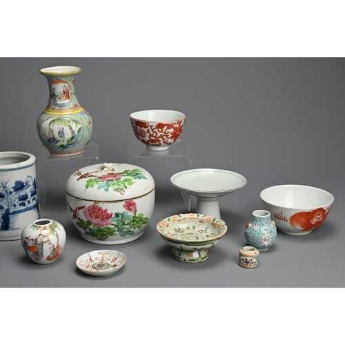 39 - A GROUP OF CHINESE PORCELAIN ITEMS, 19/20TH CENTURY. Various types to include a tureen and cover; Th... 