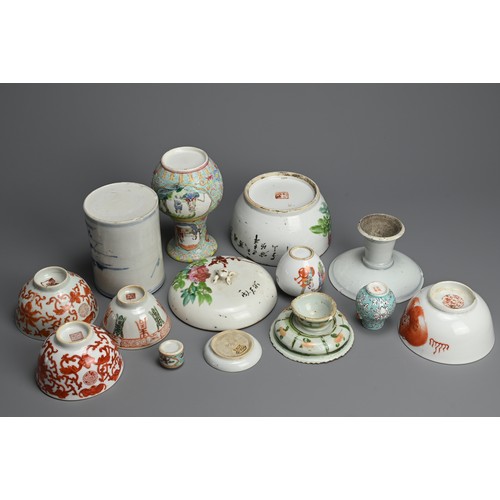 39 - A GROUP OF CHINESE PORCELAIN ITEMS, 19/20TH CENTURY. Various types to include a tureen and cover; Th... 