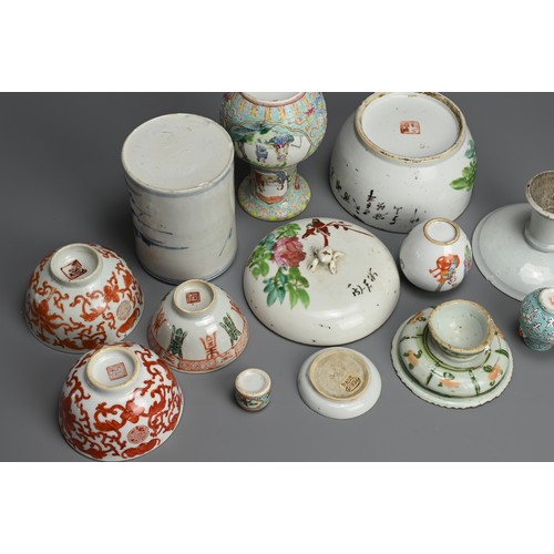 39 - A GROUP OF CHINESE PORCELAIN ITEMS, 19/20TH CENTURY. Various types to include a tureen and cover; Th... 