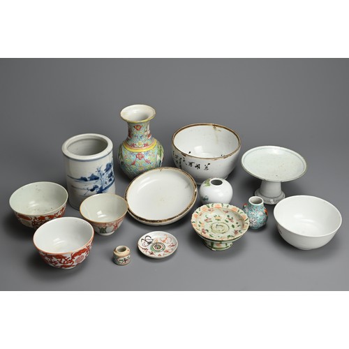 39 - A GROUP OF CHINESE PORCELAIN ITEMS, 19/20TH CENTURY. Various types to include a tureen and cover; Th... 