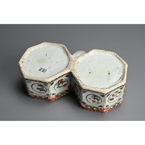 41 - A RARE CHINESE FAMILLE VERTE EXPORT PORCELAIN CRUET HOLDER, 18TH CENTURY. Each pot of octagonal form... 