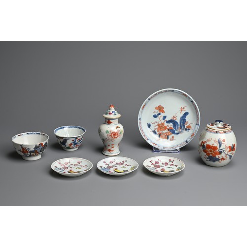 46 - A GROUP OF CHINESE IMARI AND FAMILLE ROSE PORCELAIN ITEMS, 18TH CENTURY. To include three small roos... 