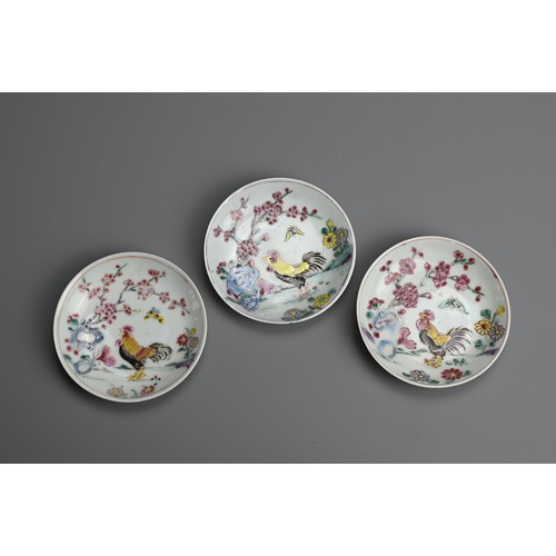 46 - A GROUP OF CHINESE IMARI AND FAMILLE ROSE PORCELAIN ITEMS, 18TH CENTURY. To include three small roos... 