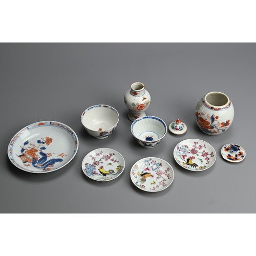 46 - A GROUP OF CHINESE IMARI AND FAMILLE ROSE PORCELAIN ITEMS, 18TH CENTURY. To include three small roos... 