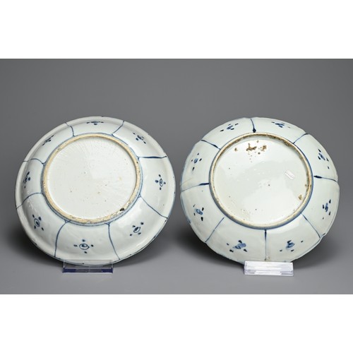 55 - A PAIR OF CHINESE BLUE AND WHITE KRAAK WARE PORCELAIN DISHES, LATE MING DYNASTY. The first decorated... 