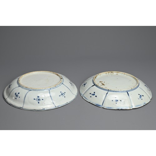 55 - A PAIR OF CHINESE BLUE AND WHITE KRAAK WARE PORCELAIN DISHES, LATE MING DYNASTY. The first decorated... 