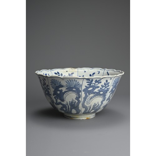 62 - A LARGE CHINESE BLUE AND WHITE PORCELAIN DEER BOWL, LATE MING DYNASTY. The bowl with deep rounded si... 