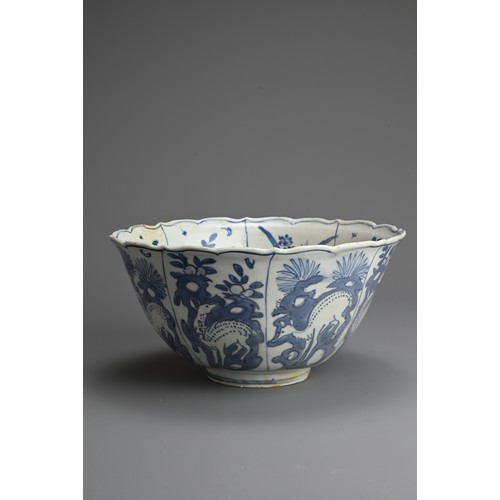 62 - A LARGE CHINESE BLUE AND WHITE PORCELAIN DEER BOWL, LATE MING DYNASTY. The bowl with deep rounded si... 