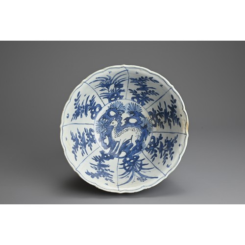 62 - A LARGE CHINESE BLUE AND WHITE PORCELAIN DEER BOWL, LATE MING DYNASTY. The bowl with deep rounded si... 