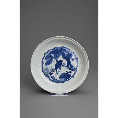 65 - A FINE CHINESE BLUE AND WHITE KRAAK WARE PORCELAIN DISH, LATE MING DYNASTY. Moulded lobed dish with ... 