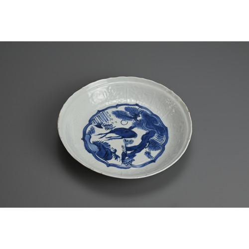 65 - A FINE CHINESE BLUE AND WHITE KRAAK WARE PORCELAIN DISH, LATE MING DYNASTY. Moulded lobed dish with ... 