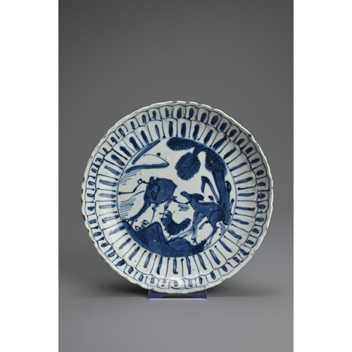 72 - A CHINESE BLUE AND WHITE KRAAK WARE PORCELAIN DISH, LATE MING DYNASTY. With lobed rounded sides deco... 