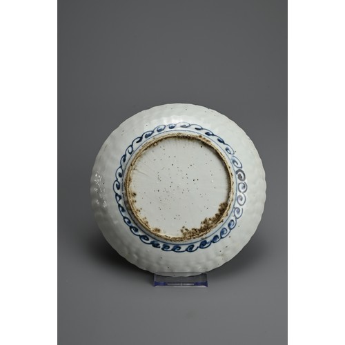 72 - A CHINESE BLUE AND WHITE KRAAK WARE PORCELAIN DISH, LATE MING DYNASTY. With lobed rounded sides deco... 