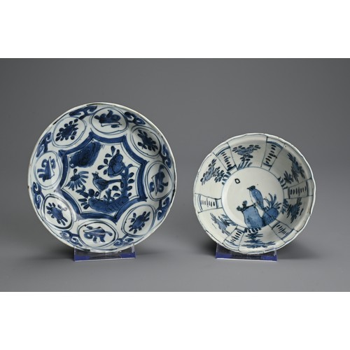 77 - A CHINESE BLUE AND WHITE KRAAK WARE PORCELAIN BOWL AND DISH, LATE MING DYNASTY. Finely potted, decor... 