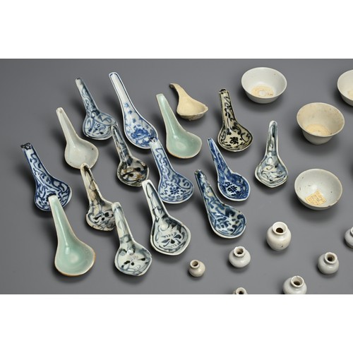 82 - A GROUP OF CHINESE PORCELAIN ITEMS, MING TO QING DYNASTY. To include a group of blanc de Chine cups,... 