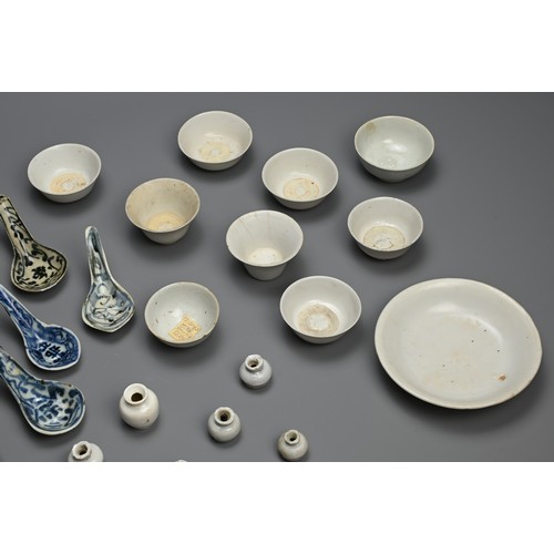 82 - A GROUP OF CHINESE PORCELAIN ITEMS, MING TO QING DYNASTY. To include a group of blanc de Chine cups,... 