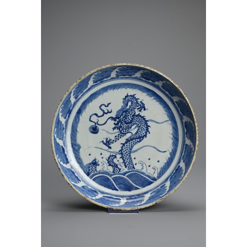 83 - A LARGE CHINESE BLUE AND WHITE PORCELAIN DISH, 18TH CENTURY. Thickly potted with rounded sides and a... 