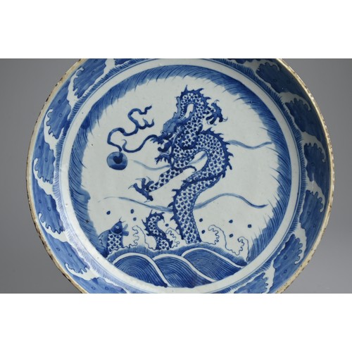 83 - A LARGE CHINESE BLUE AND WHITE PORCELAIN DISH, 18TH CENTURY. Thickly potted with rounded sides and a... 