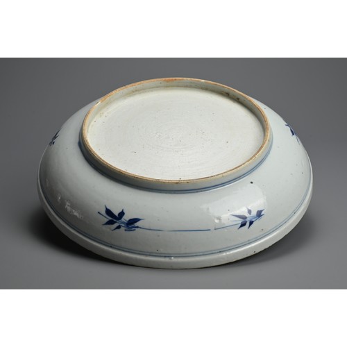 83 - A LARGE CHINESE BLUE AND WHITE PORCELAIN DISH, 18TH CENTURY. Thickly potted with rounded sides and a... 