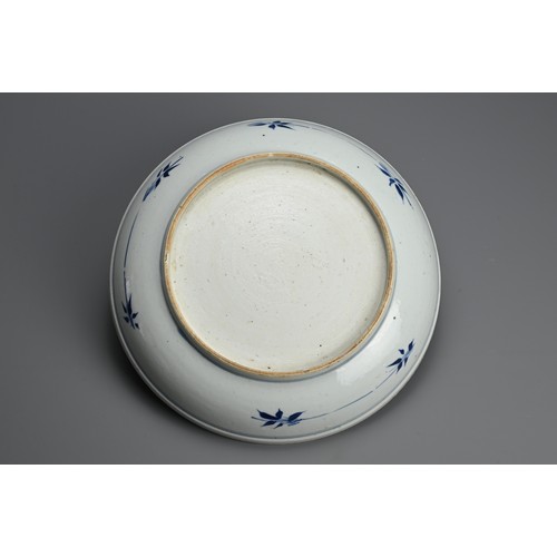 83 - A LARGE CHINESE BLUE AND WHITE PORCELAIN DISH, 18TH CENTURY. Thickly potted with rounded sides and a... 