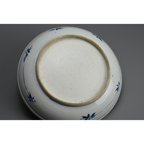 83 - A LARGE CHINESE BLUE AND WHITE PORCELAIN DISH, 18TH CENTURY. Thickly potted with rounded sides and a... 