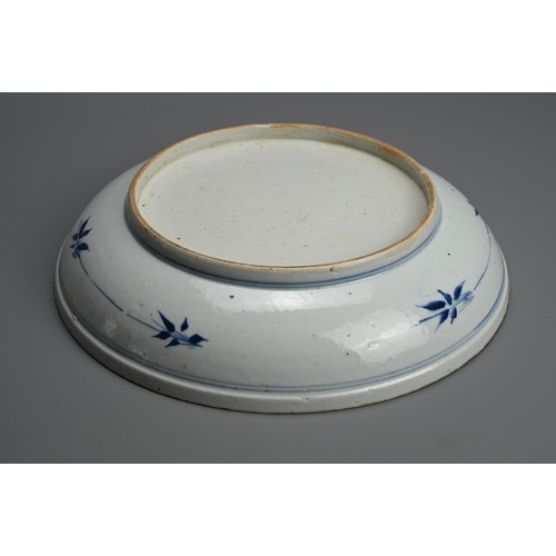 83 - A LARGE CHINESE BLUE AND WHITE PORCELAIN DISH, 18TH CENTURY. Thickly potted with rounded sides and a... 