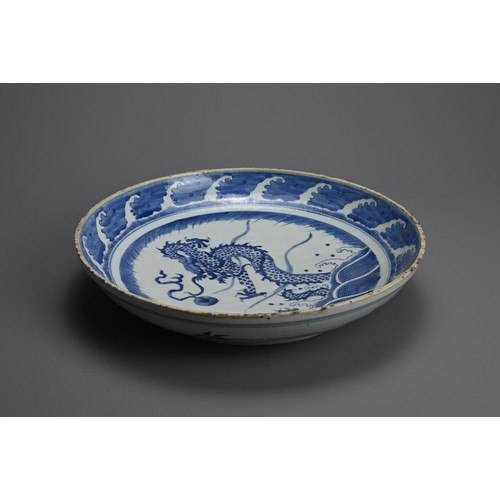 83 - A LARGE CHINESE BLUE AND WHITE PORCELAIN DISH, 18TH CENTURY. Thickly potted with rounded sides and a... 