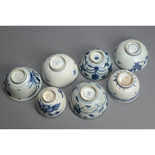 87 - A GROUP OF CHINESE BLUE AND WHITE PORCELAIN BOWLS, LATE MING DYNASTY. Each with varying decoration o... 