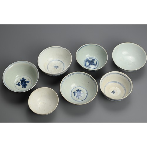 87 - A GROUP OF CHINESE BLUE AND WHITE PORCELAIN BOWLS, LATE MING DYNASTY. Each with varying decoration o... 