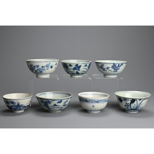 87 - A GROUP OF CHINESE BLUE AND WHITE PORCELAIN BOWLS, LATE MING DYNASTY. Each with varying decoration o... 