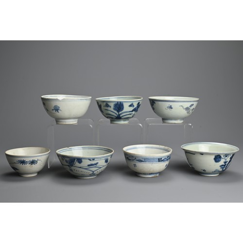 87 - A GROUP OF CHINESE BLUE AND WHITE PORCELAIN BOWLS, LATE MING DYNASTY. Each with varying decoration o... 