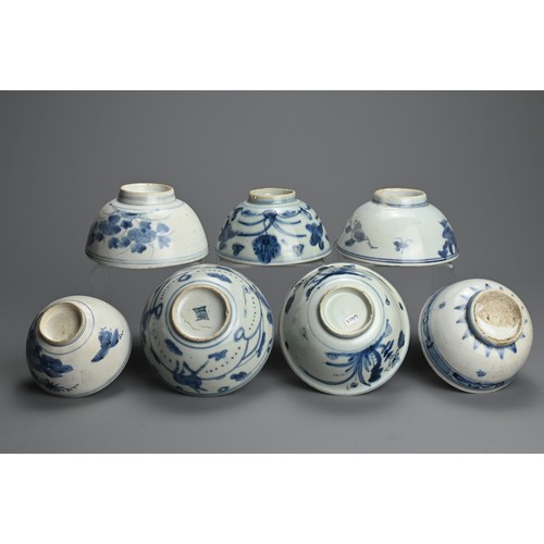 87 - A GROUP OF CHINESE BLUE AND WHITE PORCELAIN BOWLS, LATE MING DYNASTY. Each with varying decoration o... 