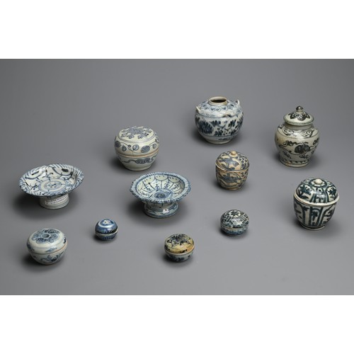 89 - A GROUP OF CHINESE BLUE AND WHITE PORCELAIN ITEMS, MING / QING DYNASTY. To include two altar stem di... 