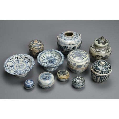 89 - A GROUP OF CHINESE BLUE AND WHITE PORCELAIN ITEMS, MING / QING DYNASTY. To include two altar stem di... 