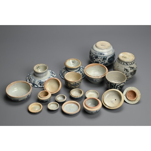 89 - A GROUP OF CHINESE BLUE AND WHITE PORCELAIN ITEMS, MING / QING DYNASTY. To include two altar stem di... 