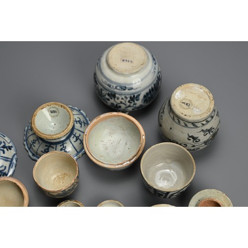 89 - A GROUP OF CHINESE BLUE AND WHITE PORCELAIN ITEMS, MING / QING DYNASTY. To include two altar stem di... 