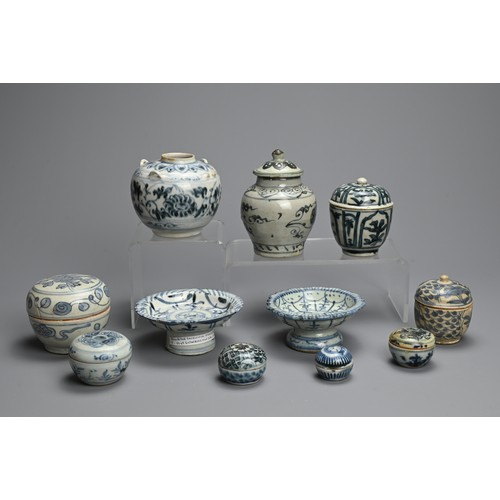 89 - A GROUP OF CHINESE BLUE AND WHITE PORCELAIN ITEMS, MING / QING DYNASTY. To include two altar stem di... 