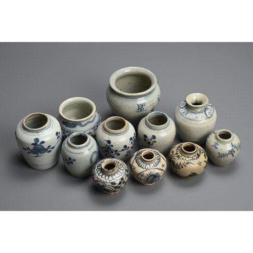 90 - A GROUP OF CHINESE BLUE AND WHITE PORCELAIN JARS, LATE MING DYNASTY. Eleven jars of various forms. Z... 