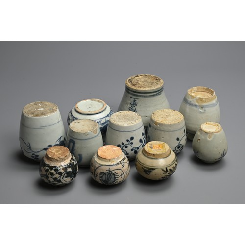 90 - A GROUP OF CHINESE BLUE AND WHITE PORCELAIN JARS, LATE MING DYNASTY. Eleven jars of various forms. Z... 