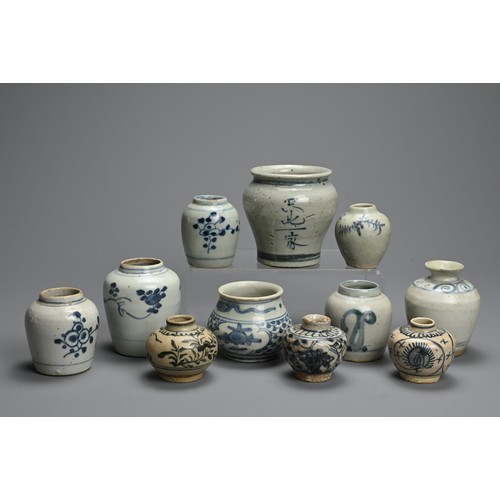 90 - A GROUP OF CHINESE BLUE AND WHITE PORCELAIN JARS, LATE MING DYNASTY. Eleven jars of various forms. Z... 