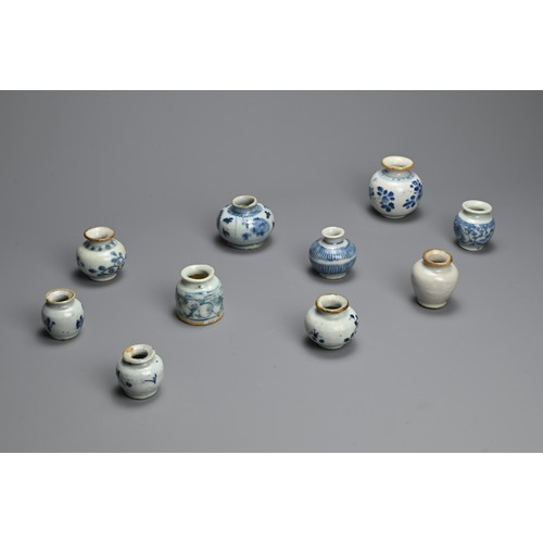 91 - A GROUP OF CHINESE BLUE AND WHITE PORCELAIN JARS, MING / QING DYNASTY. Decorated with floral sprays ... 