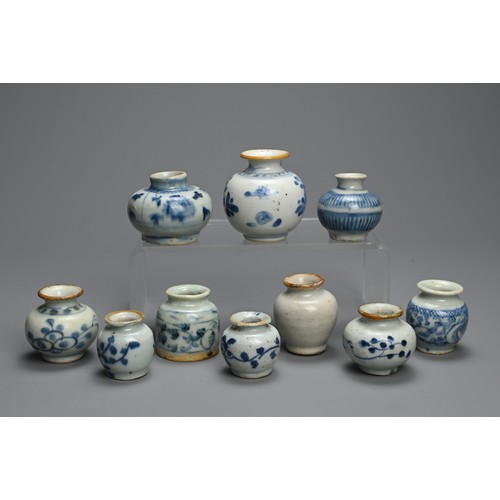 91 - A GROUP OF CHINESE BLUE AND WHITE PORCELAIN JARS, MING / QING DYNASTY. Decorated with floral sprays ... 