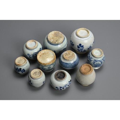 91 - A GROUP OF CHINESE BLUE AND WHITE PORCELAIN JARS, MING / QING DYNASTY. Decorated with floral sprays ... 