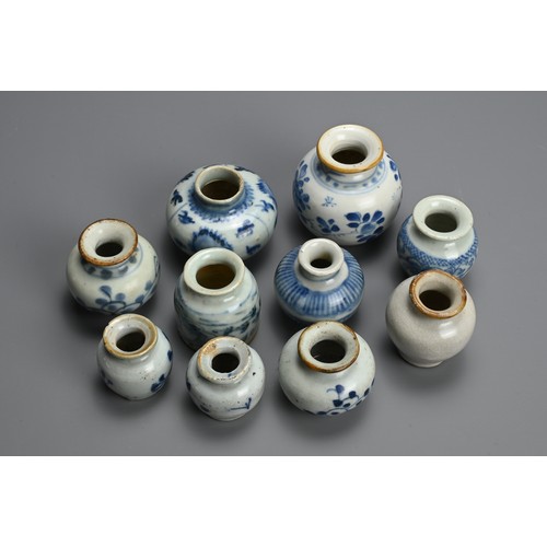 91 - A GROUP OF CHINESE BLUE AND WHITE PORCELAIN JARS, MING / QING DYNASTY. Decorated with floral sprays ... 