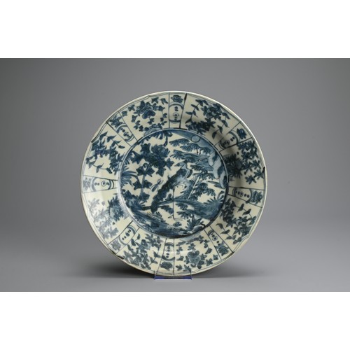 92 - A LARGE CHINESE BLUE AND WHITE ZHANGZHOU SWATOW PORCELAIN DISH, LATE MING DYNASTY. With rounded side... 