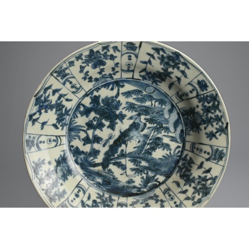 92 - A LARGE CHINESE BLUE AND WHITE ZHANGZHOU SWATOW PORCELAIN DISH, LATE MING DYNASTY. With rounded side... 